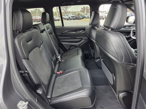 Used 2025 Jeep Grand Cherokee Altitude image 11