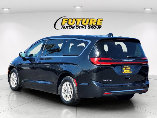 Used 2023 Chrysler Pacifica Touring-L FWD image 6