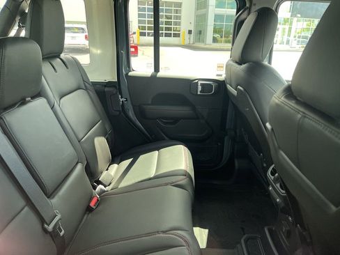 Used 2024 Jeep Wrangler Unlimited Rubicon AWD/4WD image 11