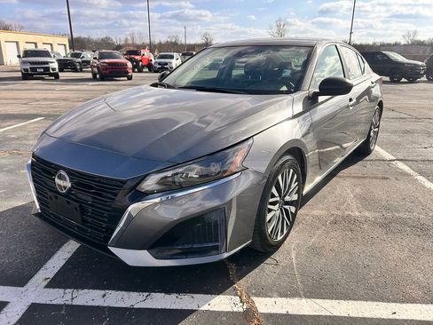 Used 2024 Nissan Altima 2.5 SV image 4