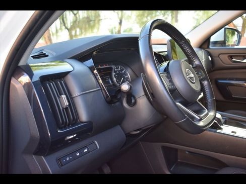 Used 2022 Nissan Pathfinder SV w/ SV Premium Package FWD image 15