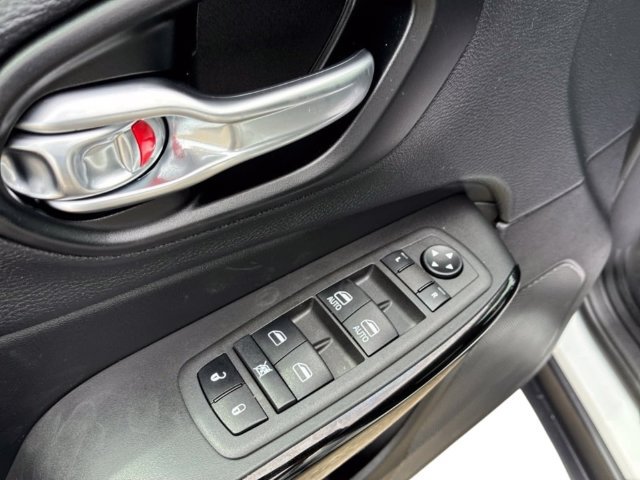 Used 2023 Jeep Cherokee Altitude Lux w/ Mopar Interior Package AWD/4WD image 21