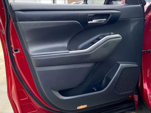 Used 2020 Toyota Highlander XLE AWD/4WD image 22