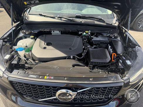 Used 2025 Volvo XC40 B5 Plus image 28