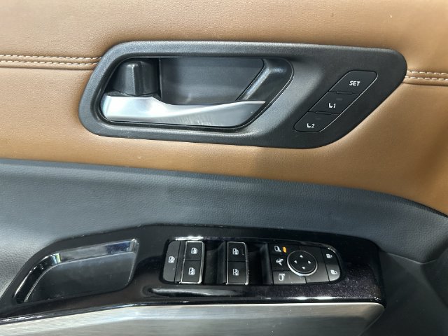 Used 2022 Nissan Pathfinder Platinum w/ Cargo Package AWD/4WD image 19