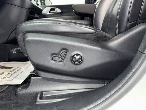 Used 2024 Chrysler Pacifica Limited FWD image 23