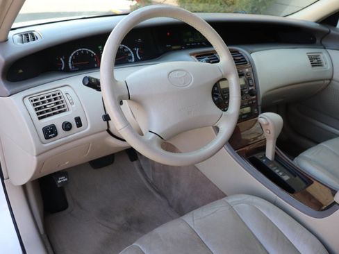 Used 2001 Toyota Avalon XLS FWD image 16