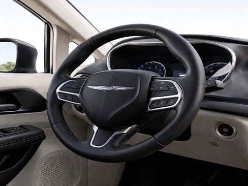 Used 2020 Chrysler Pacifica Touring-L Plus w/ Advanced Safetytec Group FWD image 14