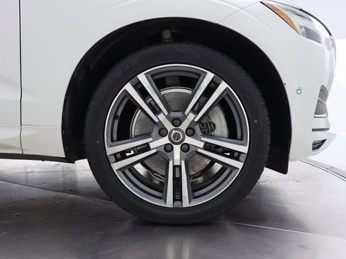 Used 2018 Volvo XC60 T6 Momentum w/ Vision Package image 39