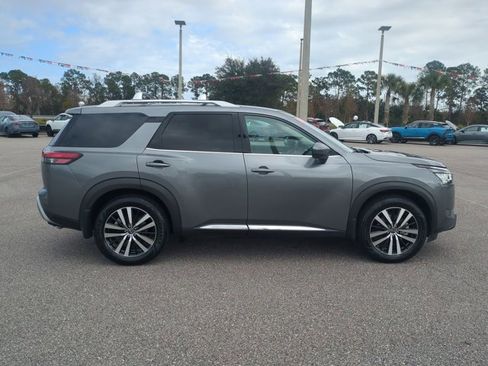 Used 2024 Nissan Pathfinder Platinum w/ Black Appearance Package image 4
