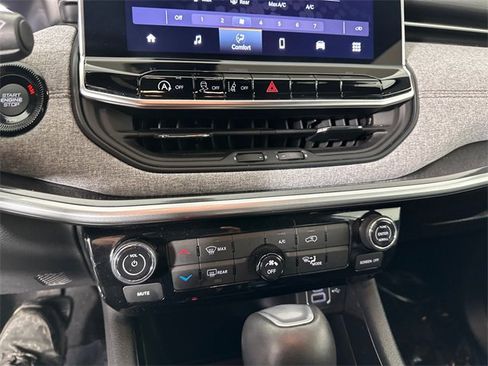 Used 2024 Jeep Compass Latitude image 30