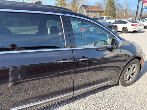 Used 2023 Chrysler Pacifica Limited image 6