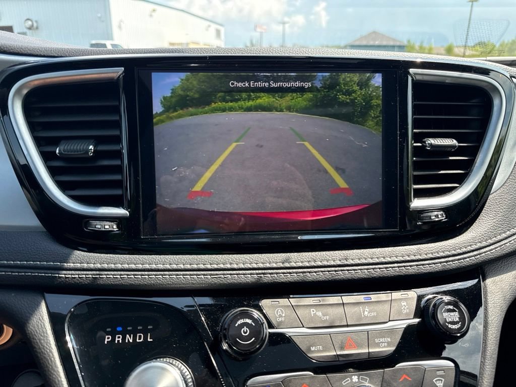 Used 2026 Chrysler Pacifica Limited FWD image 31