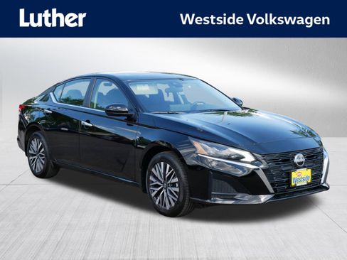 Used 2024 Nissan Altima 2.5 SV w/ SV Premium Package AWD/4WD image 1