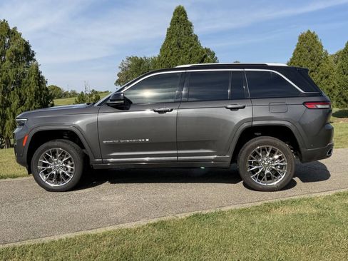 Used 2022 Jeep Grand Cherokee Summit w/ Luxury Tech Group V AWD/4WD image 40