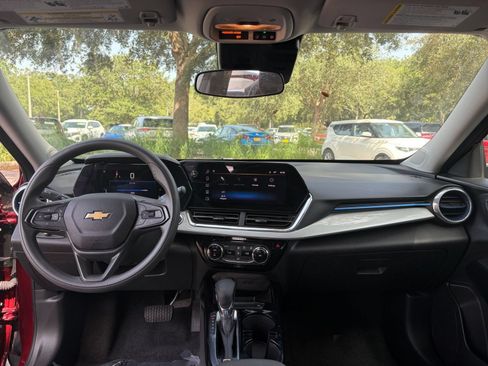 Used 2025 Chevrolet Trax LT FWD image 32