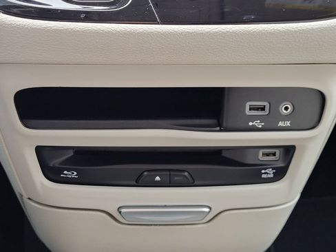 Used 2018 Chrysler Pacifica Limited FWD image 24