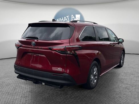 Used 2022 Toyota Sienna XLE FWD image 3