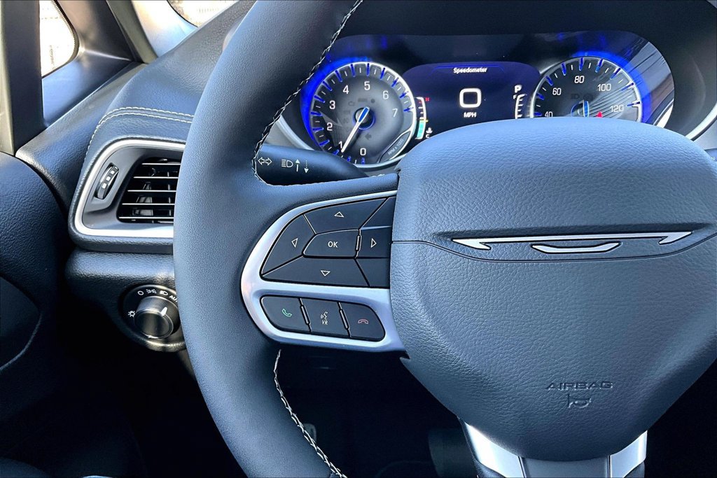 New 2027 Chrysler Pacifica Select FWD image 6
