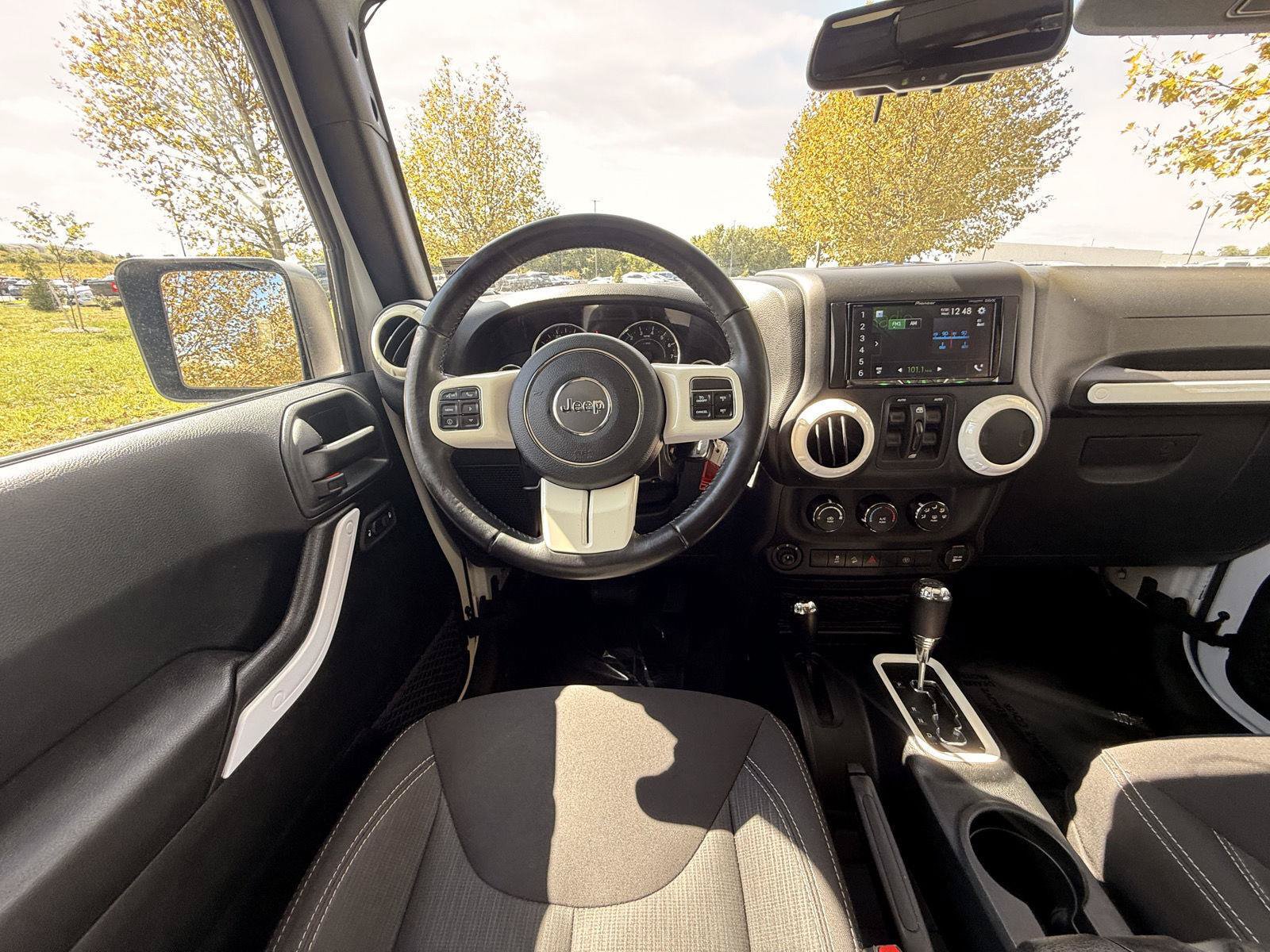 Used 2018 Jeep Wrangler Unlimited Sahara w/ Connectivity Group AWD/4WD image 21
