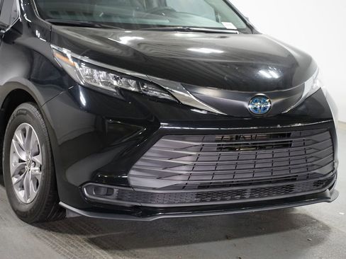 Used 2022 Toyota Sienna LE FWD image 4