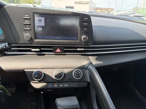 Certified 2025 Hyundai Elantra SE FWD image 22
