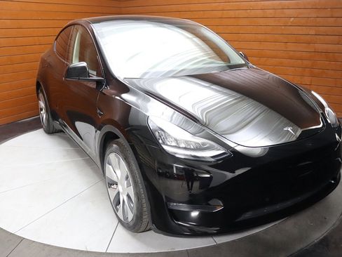 Used 2022 Tesla Model Y Long Range image 37