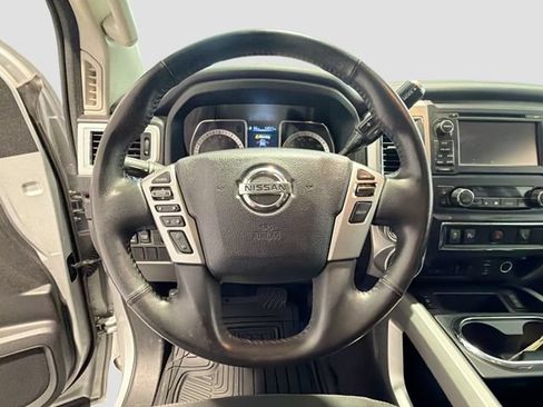 Used 2018 Nissan Titan SV w/ SV Convenience Package AWD/4WD image 9
