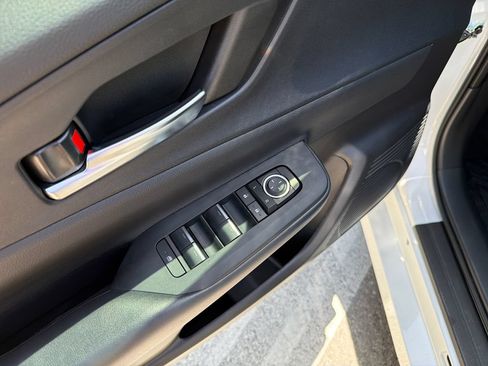 Used 2025 Toyota Prius FWD image 18
