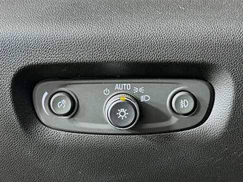 Used 2018 Chevrolet Traverse LT image 17