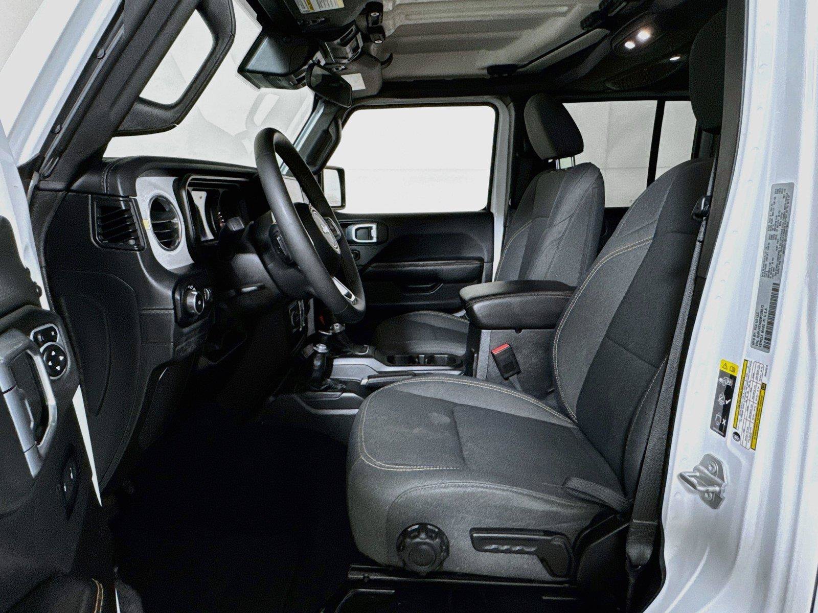 Used 2025 Jeep Wrangler Unlimited Sahara AWD/4WD image 18