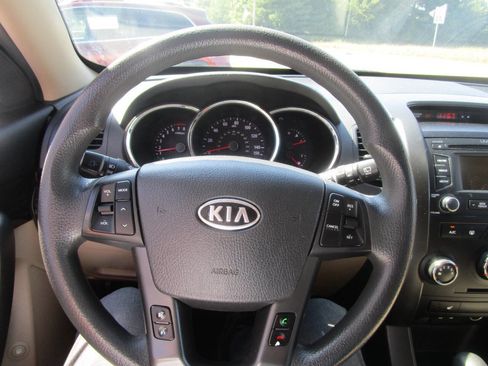 Used 2013 Kia Sorento LX w/ Convenience Pkg image 12