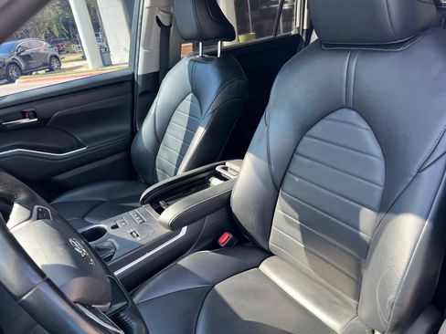 Used 2022 Toyota Highlander XLE AWD/4WD image 11