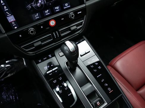 Certified 2024 Porsche Macan image 21