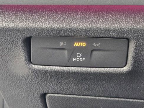 Certified 2025 Volkswagen Tiguan SE image 27