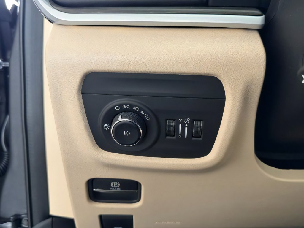 New 2026 Jeep Grand Cherokee Limited w/ Luxury Tech Group II AWD/4WD image 17