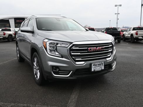 Used 2023 GMC Terrain SLT image 2