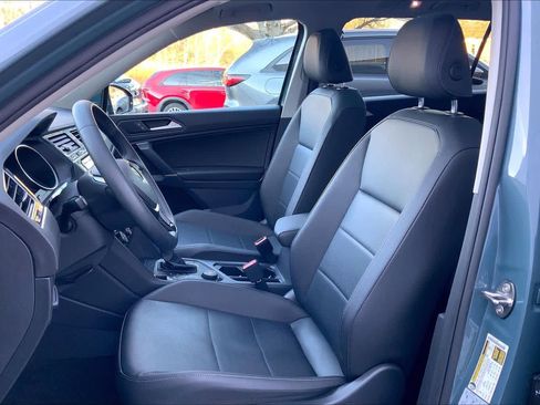 Used 2020 Volkswagen Tiguan SE w/ Panoramic Sunroof Package image 9