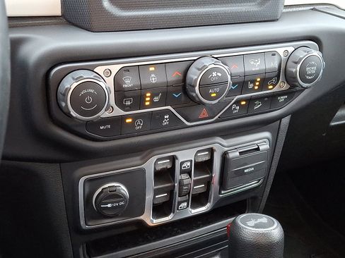 Used 2021 Jeep Wrangler Unlimited Islander image 18