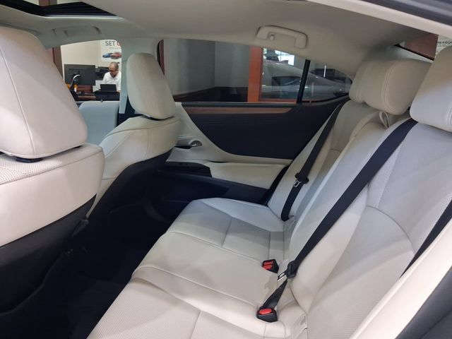 Used 2024 Lexus ES 350 w/ Premium Package FWD image 6