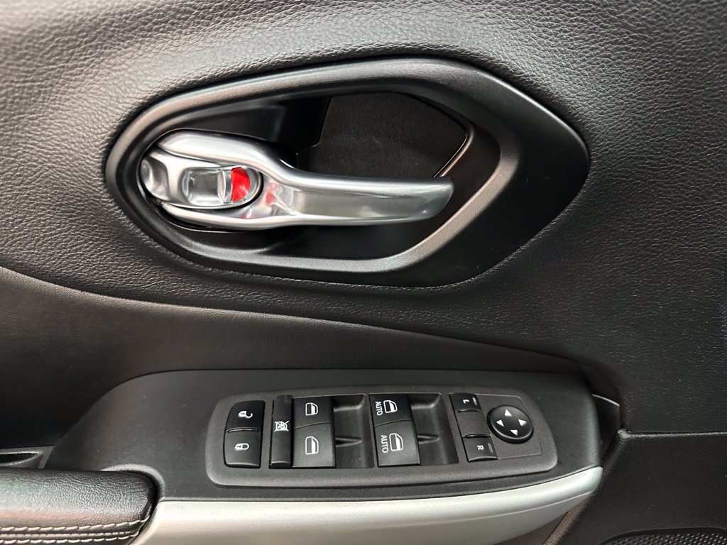 Used 2022 Jeep Cherokee Latitude AWD/4WD image 17