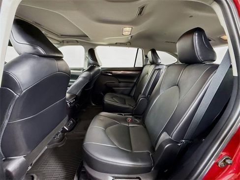 Used 2023 Toyota Highlander Limited image 9