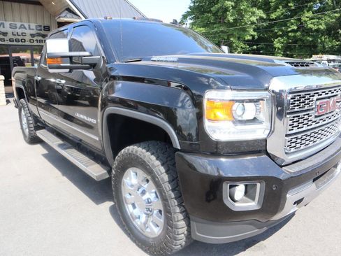 Used 2018 GMC Sierra 2500 Denali w/ Duramax Plus Package AWD/4WD image 3