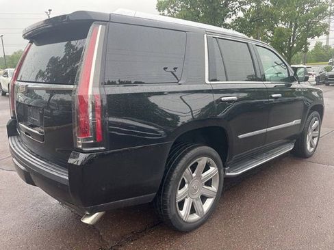 Used 2017 Cadillac Escalade Luxury AWD/4WD image 3