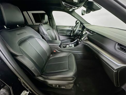 Used 2022 Jeep Grand Cherokee Overland image 12