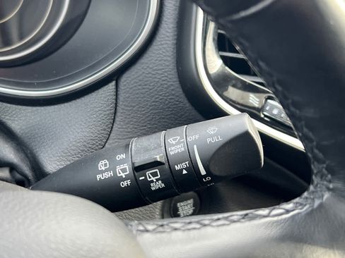 Used 2019 Jeep Cherokee Limited image 18