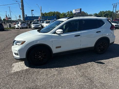 Used 2017 Nissan Rogue SV image 2
