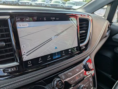 Used 2025 Chrysler Pacifica Limited FWD image 20