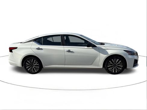 Used 2025 Nissan Altima 2.5 SV FWD image 2