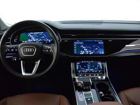 Used 2023 Audi Q7 Premium w/ Convenience Package image 4